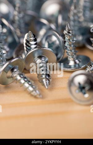 Selbstschneidende Stahlschrauben zur Befestigung von Holzgegenständen, verzinkte selbstschneidende Schrauben Stockfoto