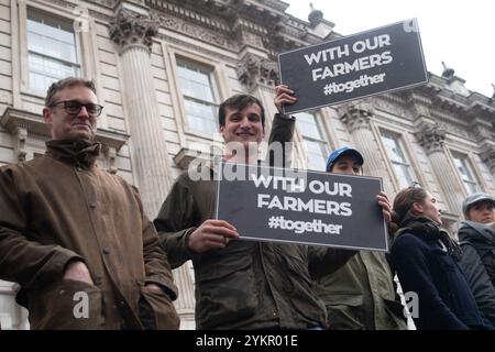 Whitehall, London, Großbritannien. November 2024. Vor der Downing Street in London haben die Bauern heute einen großen Protest gegen die Änderung des Haushalts zur Erbschaftssteuer gehalten. Quelle: Maureen McLean/Alamy Live News Stockfoto