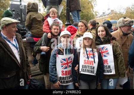 Whitehall, London, Großbritannien. November 2024. Vor der Downing Street in London haben die Bauern heute einen großen Protest gegen die Änderung des Haushalts zur Erbschaftssteuer gehalten. Quelle: Maureen McLean/Alamy Live News Stockfoto