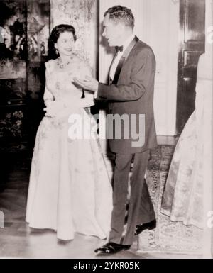 Königin Elisabeth II. Und Vizepräsident Richard Nixon in London, England. November 1958 Stockfoto