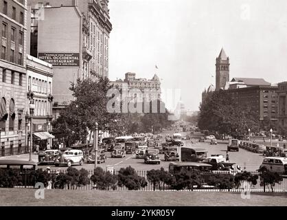 Vintage-Foto der Pennsylvania Avenue aus dem Treasury Building in Washington, D.C. USA. 1935 Stockfoto