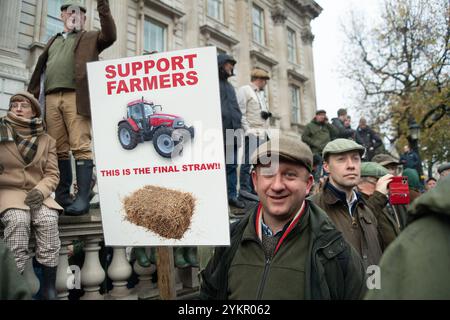 Whitehall, London, Großbritannien. November 2024. Vor der Downing Street in London haben die Bauern heute einen großen Protest gegen die Änderung des Haushalts zur Erbschaftssteuer gehalten. Quelle: Maureen McLean/Alamy Live News Stockfoto