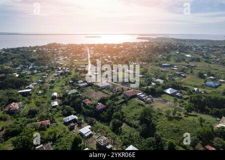 Ländliche Stadt und Karibikküste mit Drohnenblick Stockfoto