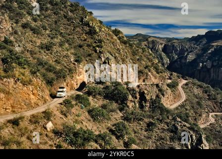 Fahrzeug auf der Straße nach Batopilas, Barranca de Batopilas, Barranca del Cobre (Copper Canyon), Sierra Tarahumara, Bundesstaat Chihuahua, Mexiko Stockfoto