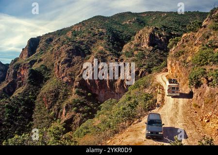 Fahrzeuge auf der Straße nach Batopilas, Barranca de Batopilas, Barranca del Cobre (Copper Canyon), Sierra Tarahumara, Bundesstaat Chihuahua, Mexiko Stockfoto