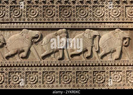 Details zu Schnitzereien und Basreliefs im Fort Ahilya in Maheshwar, Madhya Pradesh, Indien Stockfoto