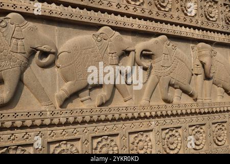 Details zu Schnitzereien und Basreliefs im Fort Ahilya in Maheshwar, Madhya Pradesh, Indien Stockfoto