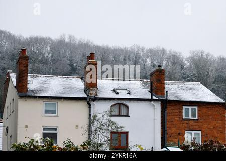 Schnee auf Dächern. Blick auf Ledbury, Herefordshire, England, an einem verschneiten Wintertag. - 19. November 2024 Foto von Andrew Higgins/Thousand Word Media Stockfoto