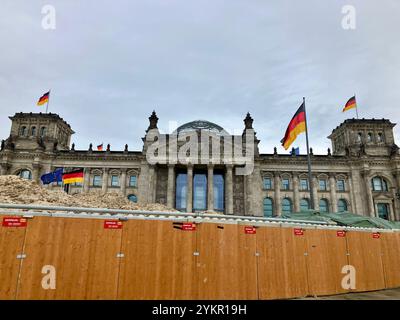 Bauarbeiten vor dem Reichstag, Sitz des Deutschen Bundestages. Platz der Republik, Berlin, Deutschland. Oktober 2023. Stockfoto