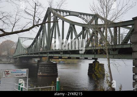 Berlin - Potsdam - Deutschland - 10. November 2024 - Glienicke Brücke zwischen Berlin und Potsdam. (Foto: Markku Rainer Peltonen) Stockfoto