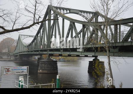 Berlin - Potsdam - Deutschland - 10. November 2024 - Glienicke Brücke zwischen Berlin und Potsdam. (Foto: Markku Rainer Peltonen) Stockfoto