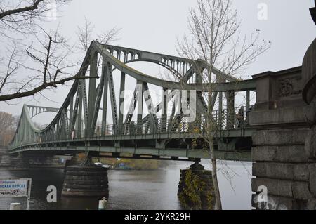 Berlin - Potsdam - Deutschland - 10. November 2024 - Glienicke Brücke zwischen Berlin und Potsdam. (Foto: Markku Rainer Peltonen) Stockfoto