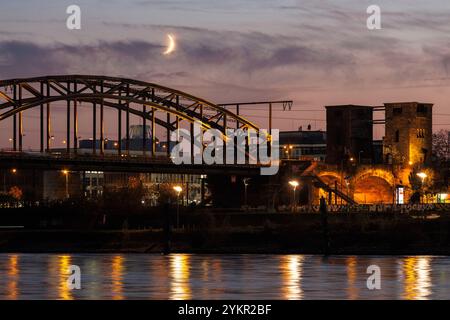 mondsichel über der Südbrücke, Eisenbahnbrücke über den Rhein, Köln. Mondsichel ueber der Suedbrücke, Eisenbahn Stockfoto