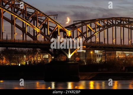 mondsichel über der Südbrücke, Eisenbahnbrücke über den Rhein, Köln. Mondsichel ueber der Suedbrücke, Eisenbahn Stockfoto