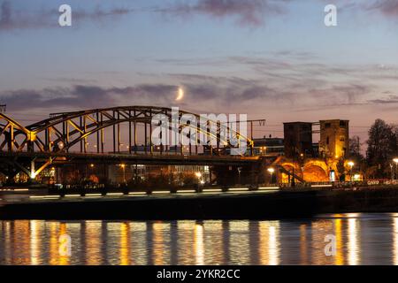 mondsichel über der Südbrücke, Eisenbahnbrücke über den Rhein, Köln. Mondsichel ueber der Suedbrücke, Eisenbahn Stockfoto