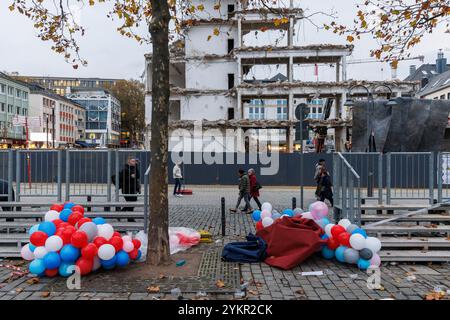 Ballons auf dem Heumarkt, Abriss eines Gebäudes, Köln, Deutschland. Luftballons liegen auf dem Heumarkt, Abriss eines Gebaeudes, Köln, Deutsc Stockfoto