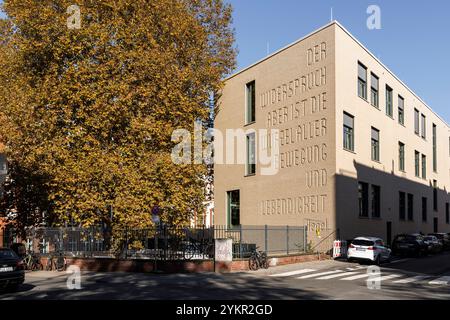 Neuausbau des Hansa-Gymnasiums am Gereonswall, Zitat von Georg Wilhelm Friedrich Hegel an der Fassade, Übersetzung: Widerspruch ist die Wurzel eines Stockfoto