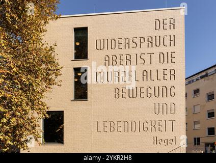 Neuausbau des Hansa-Gymnasiums am Gereonswall, Zitat von Georg Wilhelm Friedrich Hegel an der Fassade, Übersetzung: Widerspruch ist die Wurzel eines Stockfoto