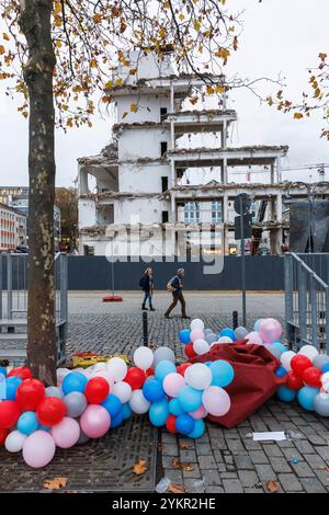 Ballons auf dem Heumarkt, Abriss eines Gebäudes, Köln, Deutschland. Luftballons liegen auf dem Heumarkt, Abriss eines Gebaeudes, Köln, Deutsc Stockfoto