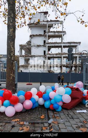 Ballons auf dem Heumarkt, Abriss eines Gebäudes, Köln, Deutschland. Luftballons liegen auf dem Heumarkt, Abriss eines Gebaeudes, Köln, Deutsc Stockfoto