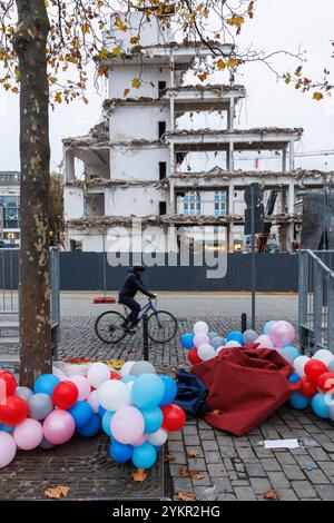 Ballons auf dem Heumarkt, Abriss eines Gebäudes, Köln, Deutschland. Luftballons liegen auf dem Heumarkt, Abriss eines Gebaeudes, Köln, Deutsc Stockfoto