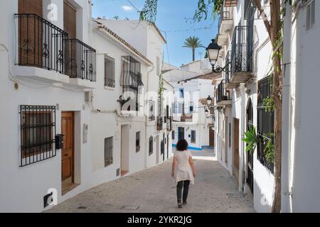 Altstadt von Altea mit malerischen engen und steilen Straßen und typischen weißen Häusern in der spanischen Provinz Alicante Stockfoto