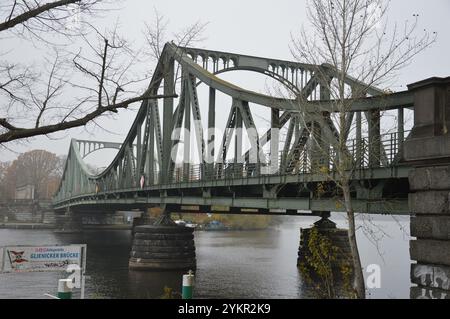 Berlin - Potsdam - Deutschland - 10. November 2024 - Glienicke Brücke zwischen Berlin und Potsdam. (Foto: Markku Rainer Peltonen) Stockfoto