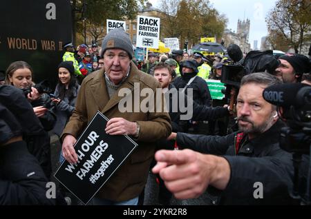 London, England, Großbritannien. November 2024. Fernsehmoderator und Farmer JEREMY CLARKSON schließt sich dem Protest an. Die Bauern und ihre Unterstützer versammeln sich im Londoner Whitehall gegenüber der Downing Street, um gegen die neuen Erbschaftssteuervorschriften zu protestieren, die von der Labour-Kanzlerin RACHEL REEVES in ihrem jüngsten Budget eingeführt wurden. Die Landwirte zahlen nun Erbschaftssteuer auf Vermögenswerte von mehr als 1 Million Â, anstatt sie steuerfrei an ihre Familienangehörigen weiterzugeben. (Kreditbild: © Martin Pope/ZUMA Press Wire) NUR REDAKTIONELLE VERWENDUNG! Nicht für kommerzielle ZWECKE! Stockfoto