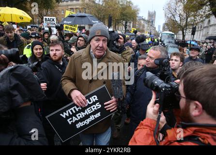 London, England, Großbritannien. November 2024. Fernsehmoderator und Farmer JEREMY CLARKSON schließt sich dem Protest an. Die Bauern und ihre Unterstützer versammeln sich im Londoner Whitehall gegenüber der Downing Street, um gegen die neuen Erbschaftssteuervorschriften zu protestieren, die von der Labour-Kanzlerin RACHEL REEVES in ihrem jüngsten Budget eingeführt wurden. Die Landwirte zahlen nun Erbschaftssteuer auf Vermögenswerte von mehr als 1 Million Â, anstatt sie steuerfrei an ihre Familienangehörigen weiterzugeben. (Kreditbild: © Martin Pope/ZUMA Press Wire) NUR REDAKTIONELLE VERWENDUNG! Nicht für kommerzielle ZWECKE! Stockfoto