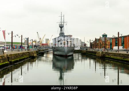 Belfast County Antrim N. Ireland 08. November 2024: HMS Caroline Light Cruiser Museumsschiff im Alexandra Dock Titanic Quarter Stockfoto