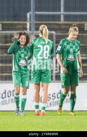 18.11.2024, Fussball: Google Pixel Frauen-Bundesliga, Saison 2024/2025, 10. Spieltag, 1. FC Köln - SV Werder Bremen im Franz-Kremer-Stadion in Köln. Juliane Wirtz (SV Werder Bremen, #28) klatscht sich mit der Torschuetzin zum 4:0 Amira Arfaoui (SV Werder Bremen, #08) ab. Daneben Michelle Ulbrich (SV Werder Bremen, #05). Wichtiger Hinweis: Gemaess den Vorgaben der DFL Deutsche Fussball Liga bzw. Des DFB Deutscher Fussball-Bund ist es untersagt, in dem Stadion und/oder vom Spiel angefertigte Fotoaufnahmen in Form von Sequenzbildern und/oder videoaehnlichen Fotostrecken zu verwerten bzw. Verwert Stockfoto