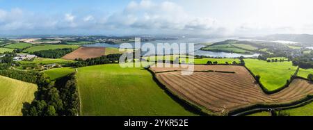 Farmen und Felder über der Mündung des Flusses Tamar von einer Drohne aus Cornwall, England Stockfoto