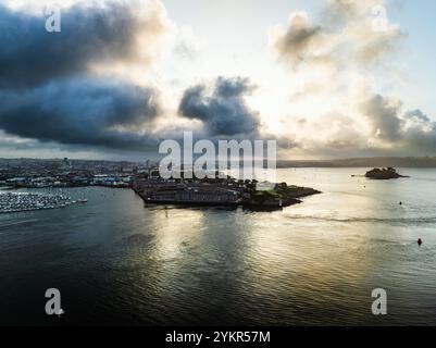 Sonnenaufgang über Plymouth und dem Fluss Tamar von einer Drohne aus Devon, England Stockfoto