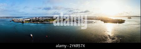 Panorama des Sonnenaufgangs über Plymouth und den Fluss Tamar von einer Drohne, Devon, England Stockfoto