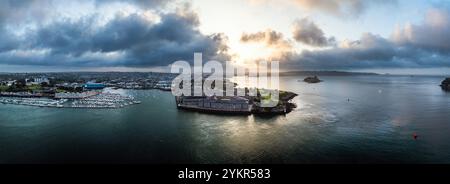 Panorama des Sonnenaufgangs über Plymouth und den Fluss Tamar von einer Drohne, Devon, England Stockfoto