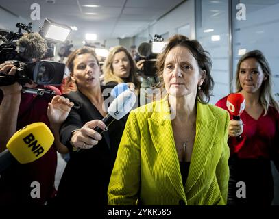 THE HAAG - Nicolien van Vroonhoven (NSC) am Ende eines Pressebriefings, in dem sie bekannt gab, dass die Parteimitglieder Rosanne Hertzberger und Femke Zeedijk-Raeven nach einer Sitzung der Gruppe des New Social Contract (NSC) im Repräsentantenhaus zurücktreten. ANP REMKO DE WAAL niederlande raus - belgien raus Stockfoto