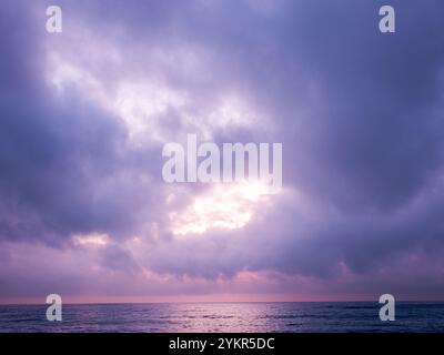 Sonnenaufgang über dem Meer Stockfoto