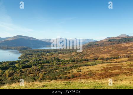 Blick in Richtung Nordwesten vom Conic Hill in Richtung Loch Lomond und Rowardennan Forest Stockfoto