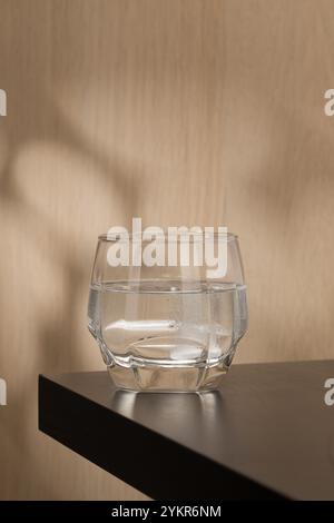 Eine brausende Mukolytika-Tablette löst sich in einem Glas Trinkwasser auf und zeigt ihre schnelle Wirkung beim Abbau von Schleim für eine leichtere Atmungsaktivität Stockfoto