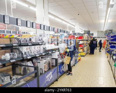 Leute, die mitten im Lidl Supermarktgang einkaufen, Großbritannien Stockfoto