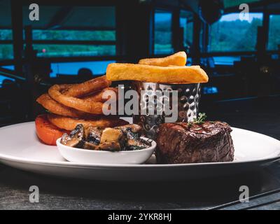 Abendessen mit steak und Pommes Frites Stockfoto