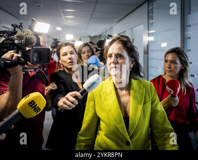 THE HAAG - Nicolien van Vroonhoven (NSC) am Ende eines Pressebriefings, in dem sie bekannt gab, dass die Parteimitglieder Rosanne Hertzberger und Femke Zeedijk-Raeven nach einer Sitzung der Gruppe des New Social Contract (NSC) im Repräsentantenhaus zurücktreten. ANP REMKO DE WAAL niederlande raus - belgien raus Stockfoto