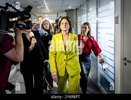 THE HAAG - Nicolien van Vroonhoven (NSC) am Ende eines Pressebriefings, in dem sie bekannt gab, dass die Parteimitglieder Rosanne Hertzberger und Femke Zeedijk-Raeven nach einer Sitzung der Gruppe des New Social Contract (NSC) im Repräsentantenhaus zurücktreten. ANP REMKO DE WAAL niederlande raus - belgien raus Stockfoto