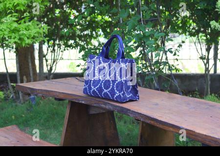 Indigoblaue Schultertasche aus Stoff mit Binde- und Shibori-Färbetechniken Stockfoto