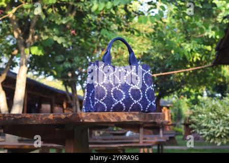 Indigoblaue Schultertasche aus Stoff mit Binde- und Shibori-Färbetechniken Stockfoto