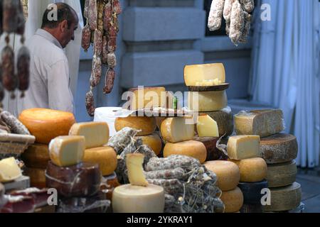 Triest: Käsegeschäft vom Straßenmarkt in der Via della Cassa di Risparmio. Italien Stockfoto