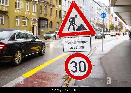 Augsburg, Bayern, Deutschland - 18. November 2024: Verkehrsschild mit Hinweis auf Markierungsarbeiten und Geschwindigkeitsbegrenzung auf 30 km/h in der Innenstadt von Augsburg *** Verkehrsschild mit Hinweis auf Markierungsarbeiten und Geschwindigkeitsbegrenzung auf 30 km/h in der Innenstadt von Augsburg Stockfoto