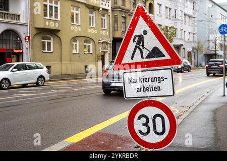 Augsburg, Bayern, Deutschland - 18. November 2024: Verkehrsschild mit Hinweis auf Markierungsarbeiten und Geschwindigkeitsbegrenzung auf 30 km/h in der Innenstadt von Augsburg *** Verkehrsschild mit Hinweis auf Markierungsarbeiten und Geschwindigkeitsbegrenzung auf 30 km/h in der Innenstadt von Augsburg Stockfoto