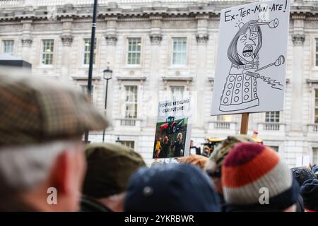 LONDON, Großbritannien - 19. November 2024: Landwirte und Unterstützer halten Banner hoch, während sie sich im Londoner Whitehall versammeln, um gegen neue Erbschaftssteuervorschriften zu protestieren, die Labour kürzlich in ihrem Haushalt eingeführt hat. (Quelle: Craig Mercer/ Alamy Live News) Stockfoto