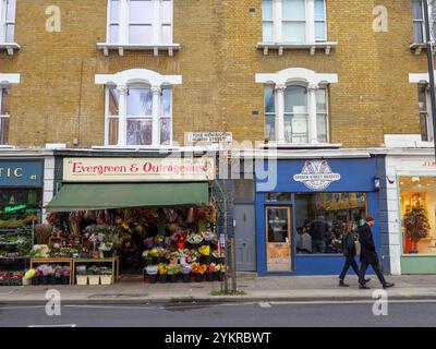 Kleine lokale unabhängige Geschäfte an der Stoke Newington Church Street, Hackney, London, Großbritannien Stockfoto